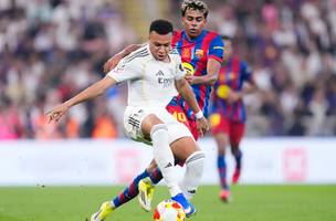 Kylian Mbappe e Lamine Yamal disputam a bola na final da Supercopa da Espanha, em Jeddah, em janeiro de 2026. Os dois representam a nova geracao de protagonistas do Clasico, que ja teve Di Stefano, Cruyff, Ronaldo, Ronaldinho, Cristiano Ronaldo, Messi e Neymar. (Foto: Jose Breton/IMAGO / NurPhoto) (Foto: Jose Breton/IMAGO / NurPhoto))