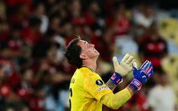 Muslera brilha na Libertadores após Copa do Mundo difícil