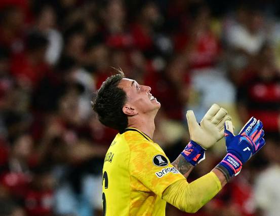 Muslera brilha na Libertadores após Copa do Mundo difícil