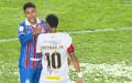Neymar tapa a boca em discussao com Rodrigo Nestor, do Bahia, e e expulso  Reproducao/Premiere (Foto: 