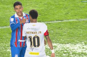 Neymar tapa a boca em discussao com Rodrigo Nestor, do Bahia, e e expulso  Reproducao/Premiere (Foto: )