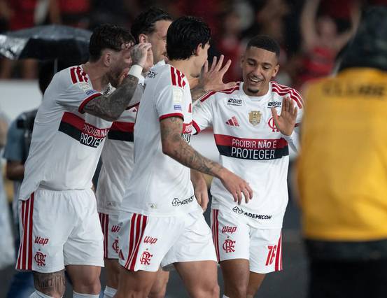Flamengo supera erros e amplia liderança no Brasileirão