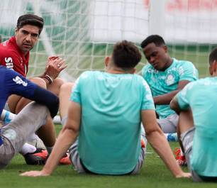 Palmeiras enfrenta Bragantino com mudanças no time