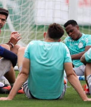 Palmeiras enfrenta Bragantino com mudanças no time