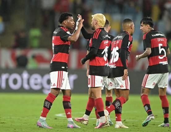 Flamengo supera Atlético-MG e retoma liderança