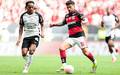 Arrascaeta divide com Carrillo em Flamengo x Corinthians (Foto: Mundo Bola