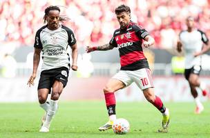 Arrascaeta divide com Carrillo em Flamengo x Corinthians (Foto: Mundo Bola)