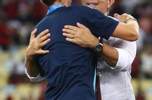 Bap abraca Filipe Luis apos conquista da Taca Guanabara. (Foto: Divulgacao: Gilvan de Souza/Flamengo)