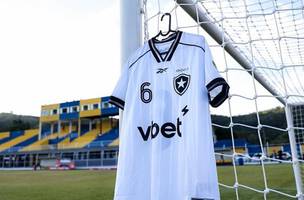 Camisa do Botafogo antes de jogo com o Sampaio Correa. (Foto: Arthur Barreto/ BFR)