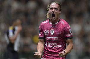 Claudio Spinelli em campo pelo Independiente del Valle (Foto: DOUGLAS MAGNO / AFP)
