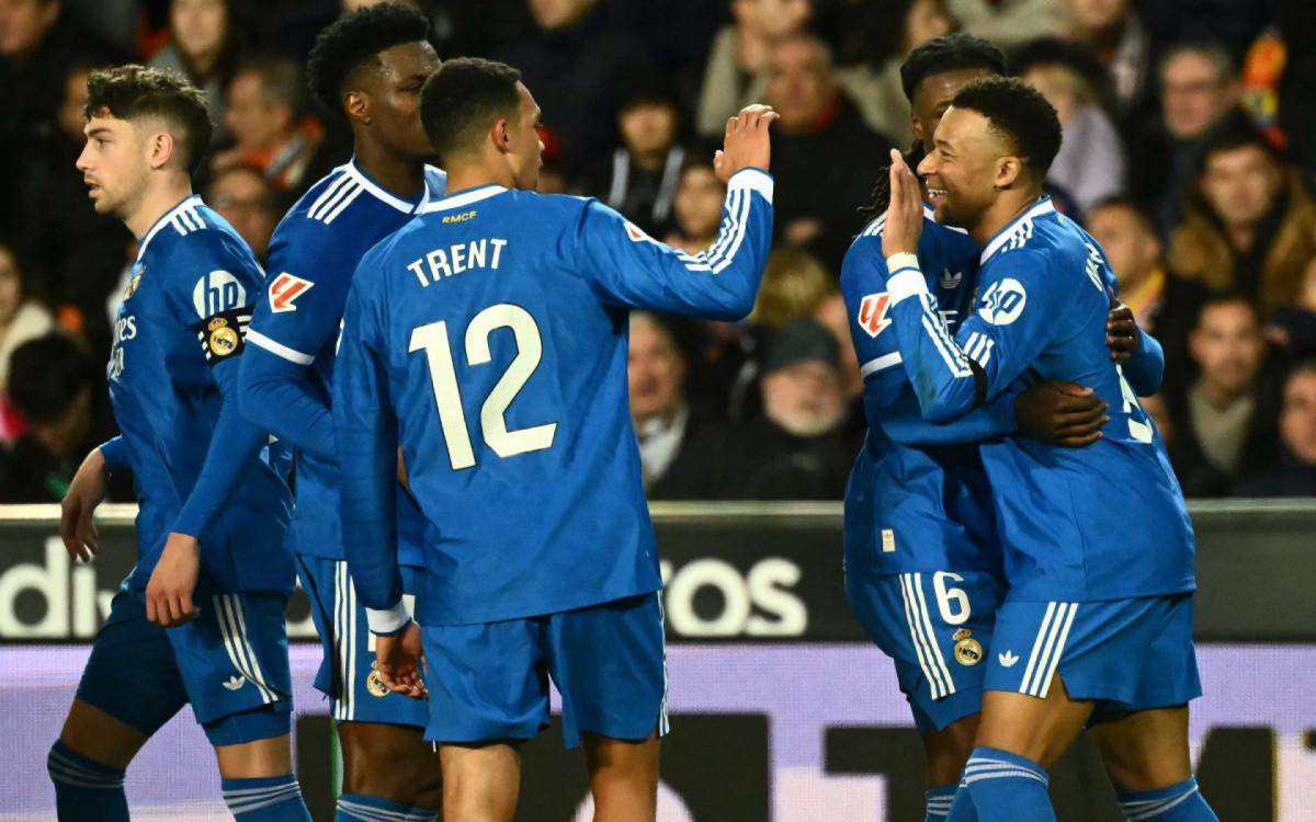 Jogadores do Real Madrid comemoram gol marcado sobre o Valencia