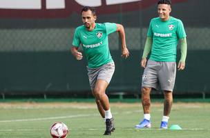 Lima na frente de Arana em treino (Foto: Lucas Mercon / Fluminense)