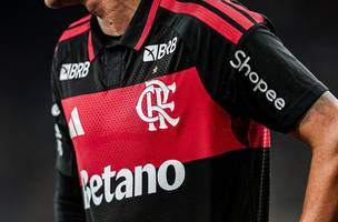 Marca do BRB ocupa a omoplata da camisa do Flamengo desde 2024. (Foto: Gilvan de Souza/Flamengo)