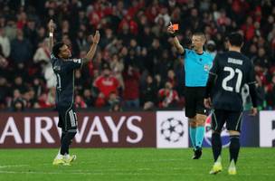 Rodrygo e expulso por Davide Massa em Benfica x Real. (Foto: REUTERS/Pedro Rocha)
