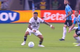 Santi Rodriguez sente lesao em Gremio x Botafogo. (Foto: Reproducao)