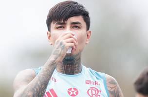 Erick Pulgar bebe agua em treino do Flamengo (Foto: Mundo Bola)