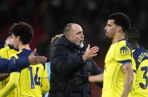 Igor Tudor recebe jogadores apos empate contra o Liverpool (Foto: PA Images / Icon Sport)
