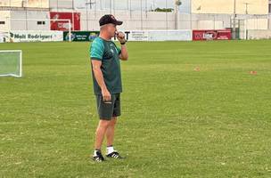 Alessandro Telles comanda treino do Sousa no Marizao (Foto: Beto Silva/TV Paraiba)