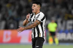 Almada reclama de lance em Botafogo x Vitoria (Foto: Alexandre Durao)