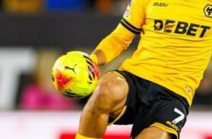 Andre em campo pelo Wolverhampton (Foto: Divulgacao / Wolverhampton)