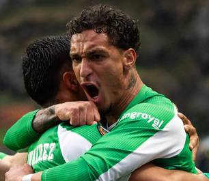 Antony brilha e mantém Betis na disputa por vaga na Champions