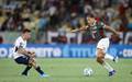 Arana, do Fluminense, tentando driblar marcador do time argentino (Foto: Marcelo Goncalves / FLUMINENSE F.C