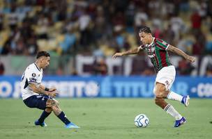 Arana, do Fluminense, tentando driblar marcador do time argentino (Foto: Marcelo Goncalves / FLUMINENSE F.C)
