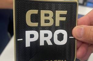 Arbitros e auxiliares profissionais passam a usar escudo especial da CBF (Foto: Divulgacao / CBF)