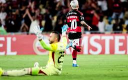 Flamengo domina, goleia e se isola na liderança do grupo