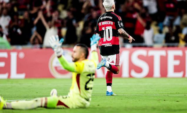 Flamengo domina, goleia e se isola na liderança do grupo