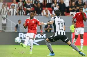 Botafogo cede empate ao Internacional em jogo com reviravoltas em Brasilia (Foto: Ricardo Duarte/Internacional)