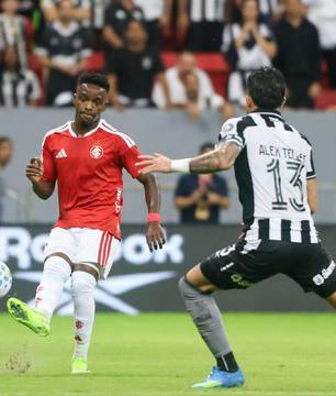 Botafogo e Internacional empatam em jogo cheio de emoções