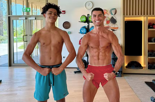 Cristiano Ronaldo posa ao lado de filho na academia (Foto: Reprodução)