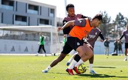 Éder Militão retorna ao Real Madrid após lesão