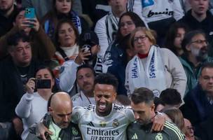 Eder Militao sentiu dores na coxa esquerda na vitoria do Real Madrid (Foto: Thomas Coex / AFP)