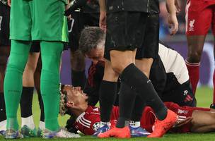 Ekitike foi atendido em campo em Liverpool x PSG (Foto: FRANCK FIFE / AFP)