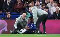 Estevao sofre lesao em jogo do Chelsea contra o Manchester United. (Foto: REUTERS/David Klein