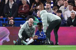 Estevao sofre lesao em jogo do Chelsea contra o Manchester United. (Foto: REUTERS/David Klein)