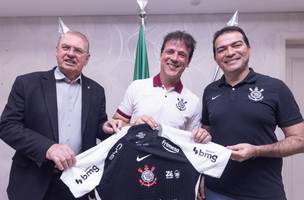 Fernando Diniz (ao centro) com a camisa do Corinthians (Foto: Rodrigo Coca/Agencia Corinthians)