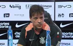 Fernando Diniz muda rotina e conquista elenco do Corinthians
