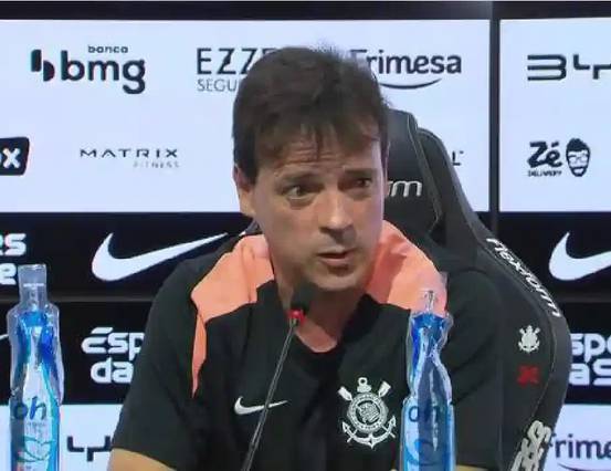 Fernando Diniz muda rotina e conquista elenco do Corinthians