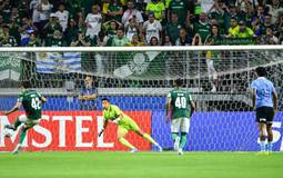 Palmeiras supera Sporting Cristal com pênalti polêmico