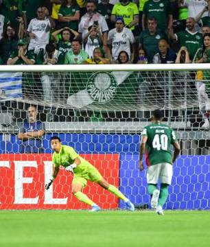 Palmeiras supera Sporting Cristal com pênalti polêmico