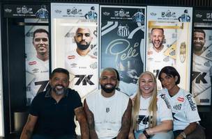 Gabigol com o pai, Valdemir Silva, a mae, Lindalva, e a irma, Dhiovanna (Foto: Reproducao / Instagram)