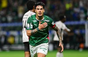 Palmeiras vence Athletico-PR mesmo com um a menos no Allianz Parque