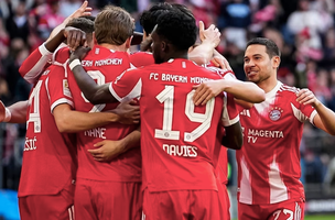 Jogadores do Bayern de Munique celebram gol sobre o Stuttgart (Foto: Divulgação/Bayern)