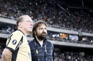 John Textor com o presidente do Botafogo, Joao Paulo Magalhaes: relacao entre SAF e social nao e boa (Foto: Vitor Silva / Botafogo)