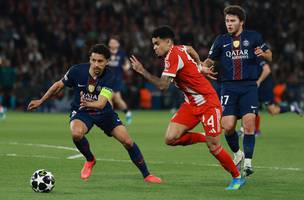Marquinhos duela com Luis Diaz em PSG x Bayern de Munique. (Foto: REUTERS/Stephanie Lecocq)