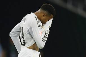 Mbappe deixou o jogo do Real Madrid contra Betis com um problema muscular. (Foto: REUTERS/Marcelo Del Pozo)