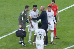Militao saiu de campo lesionado no jogo do Real Madrid contra o Alaves, pelo Campeonato Espanhol (Foto: Reproducao)